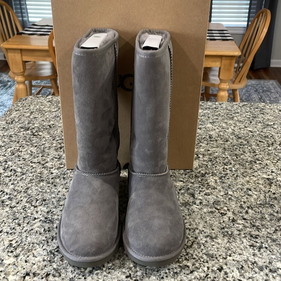 🎉HOST PICK🎉 UGG Classic Tall (Big Kid 5) - Picture 2 of 7